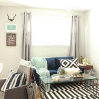 The large windows in this office space bring it a lot of light.