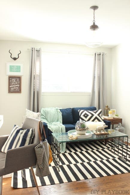 The large windows in this office space bring it a lot of light.