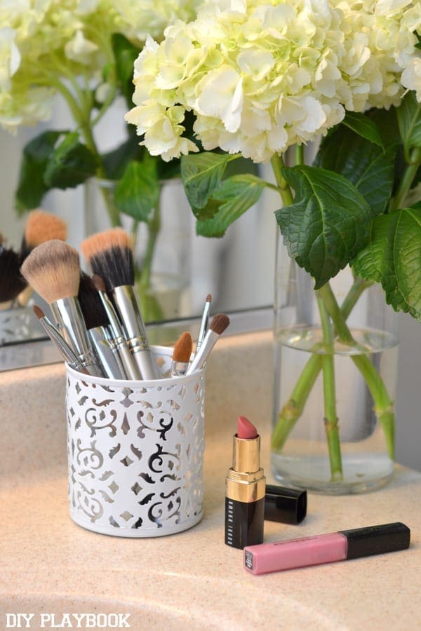 How to Clean & Organize your Makeup Brushes