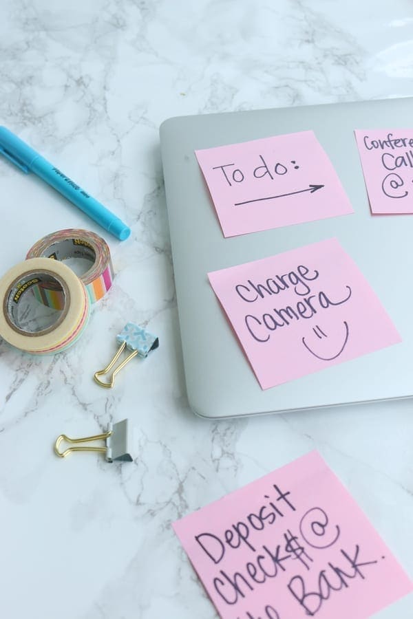 Laptop with to do notes and reminders. 