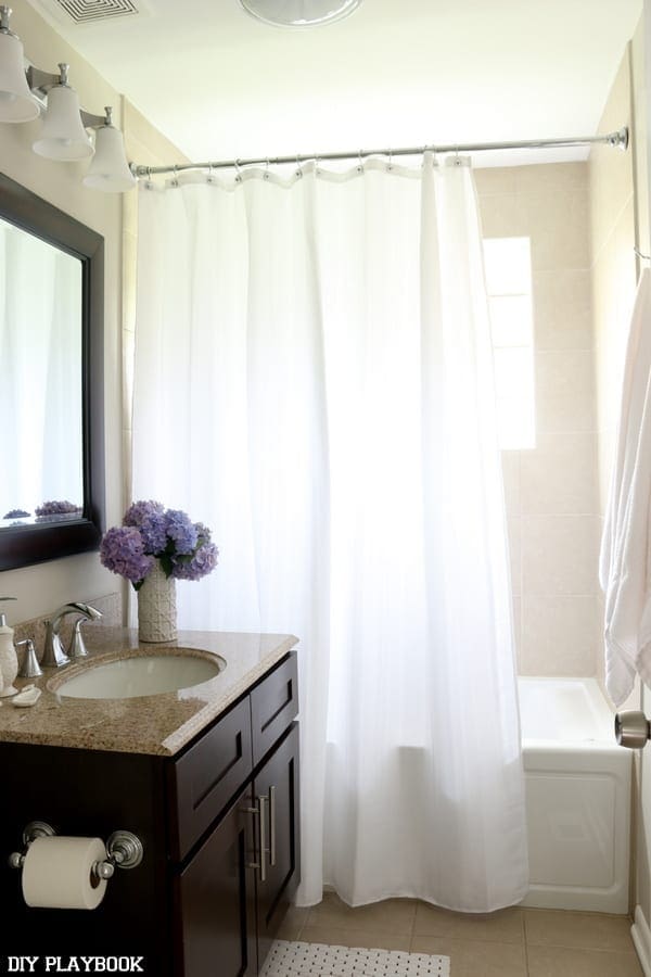 This shower curtain is optimal and gives the appearance of higher ceilings.