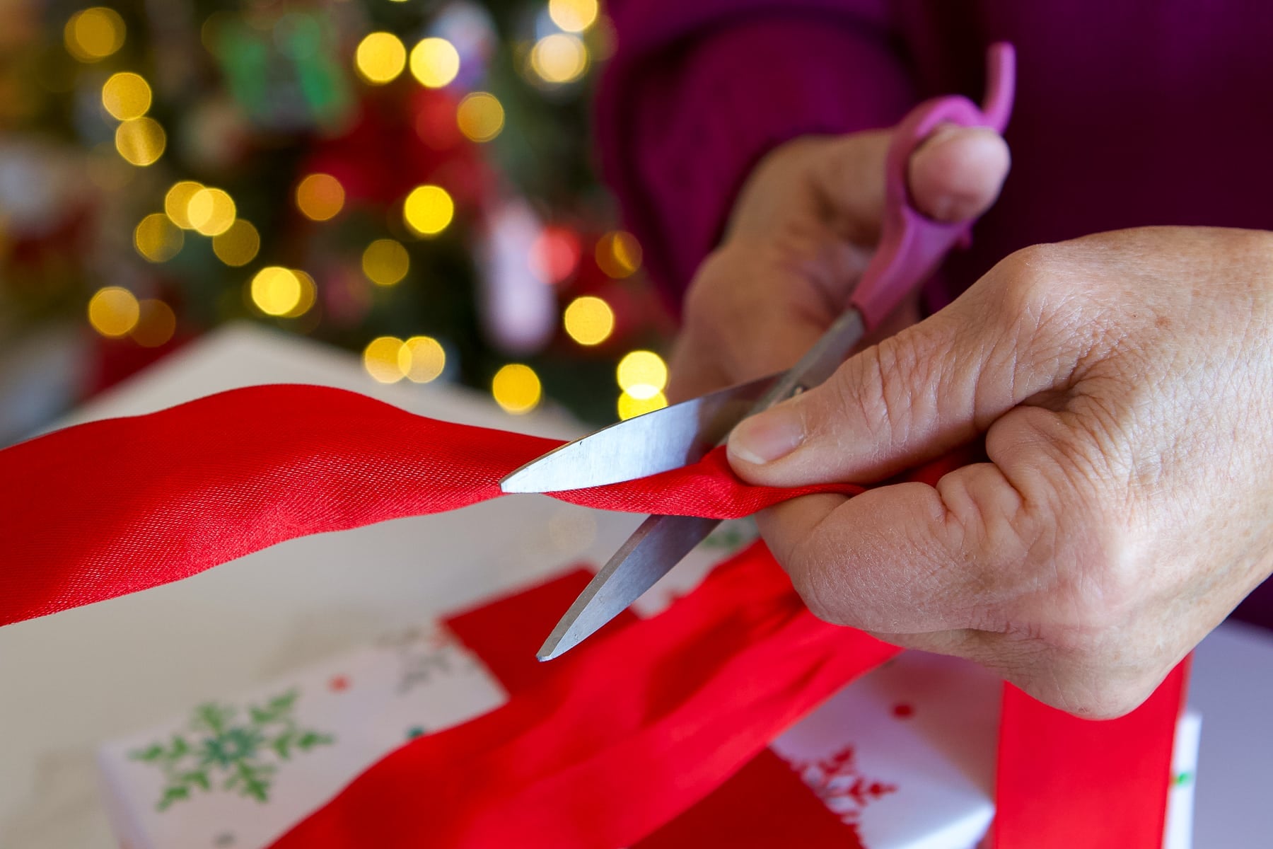Cut the ribbon when making a bow for your gift