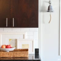 This kitchen's backslash pairs well with the cabinets.