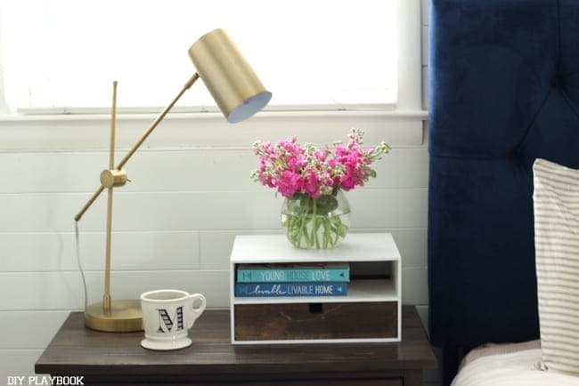 A navy headboard + neutral rug for the win!