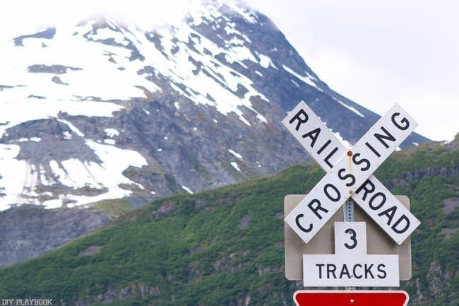 Even in the summer, Alaskan mountains still have snow. 
