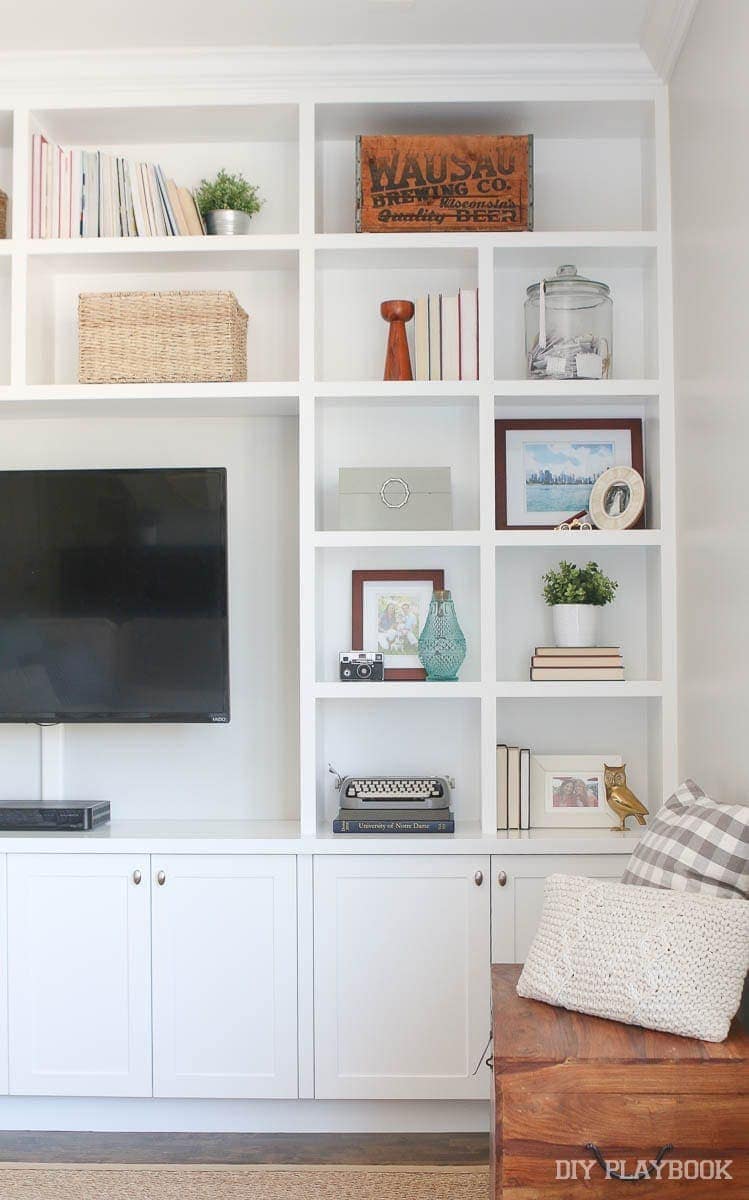 Keep the very meaningful items and display them in some built-in shelves to save space. 