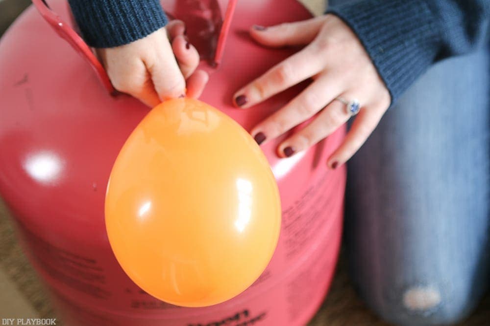 Fill the balloons to varying sizes for the garland
