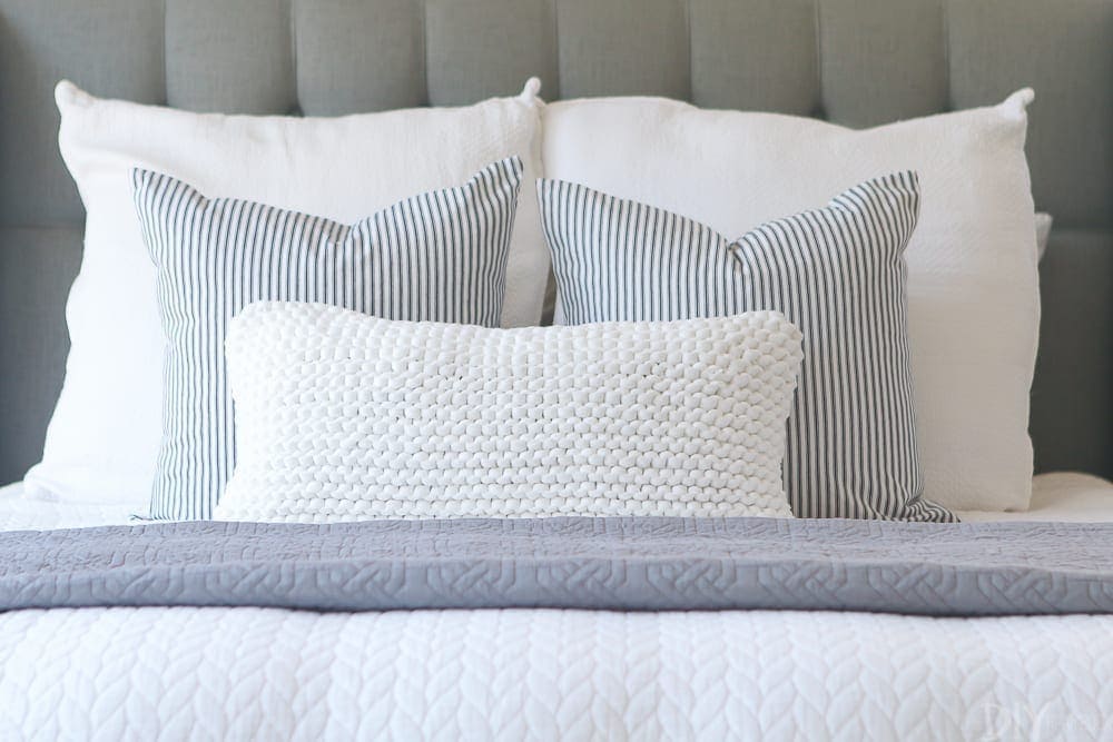 throw-pillows-bed