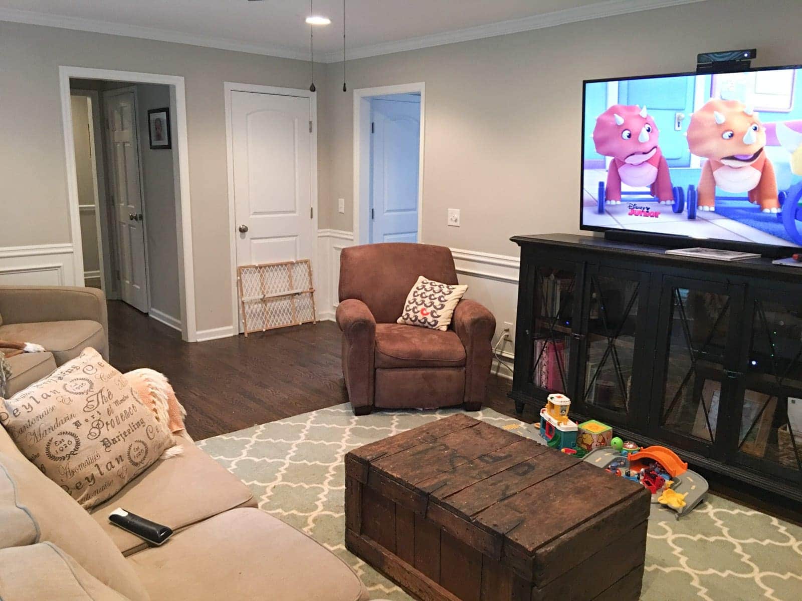 Heather sent us an SOS for her living room