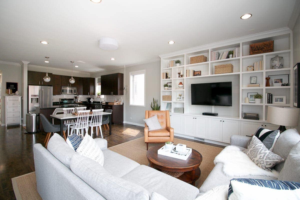 This built in bookshelf is one of my favorite additions we made the livingroom after we moved in. It's made a huge difference!