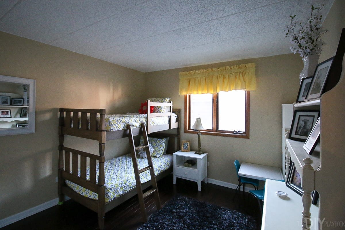 Kids' room with bunkbeds before the makeover.