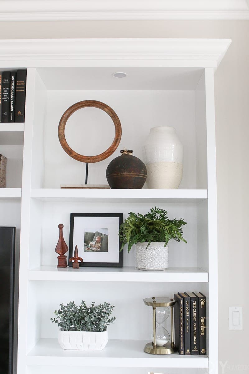 How to accessorize shelves
