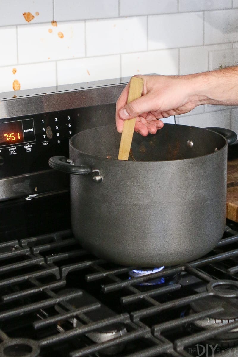 Stirring sauce for lasagna