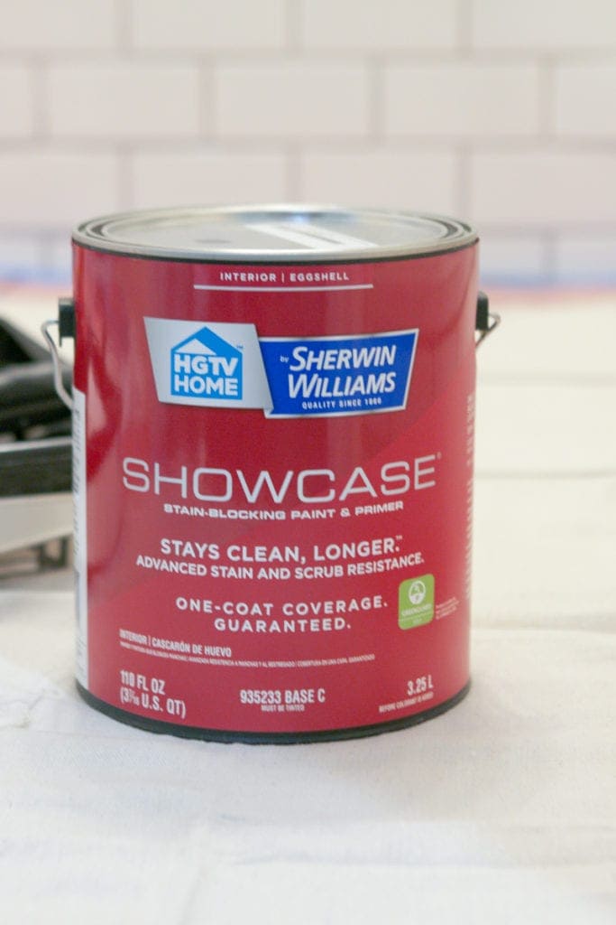 Use a rag to close a can of paint