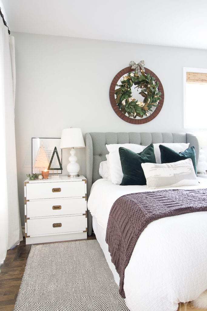 How to decorate your bedroom for the holidays