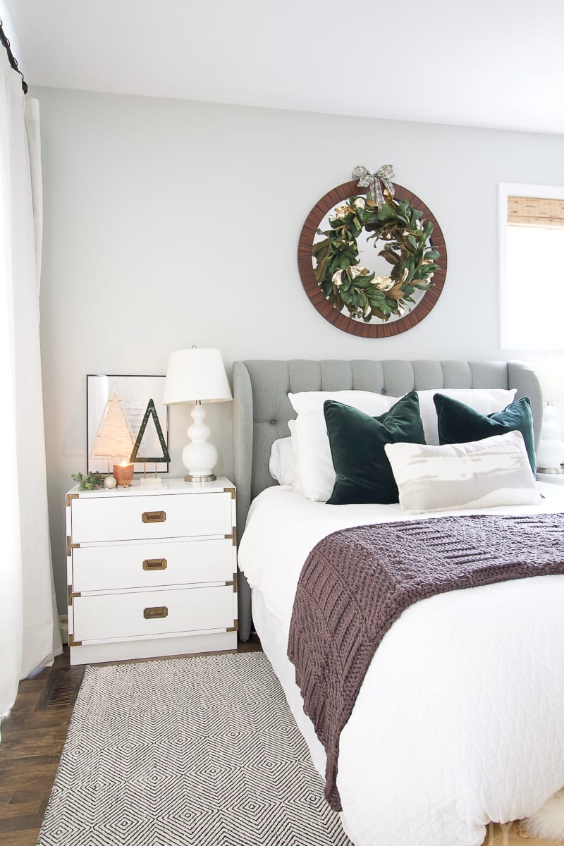 How to decorate your bedroom for the holidays