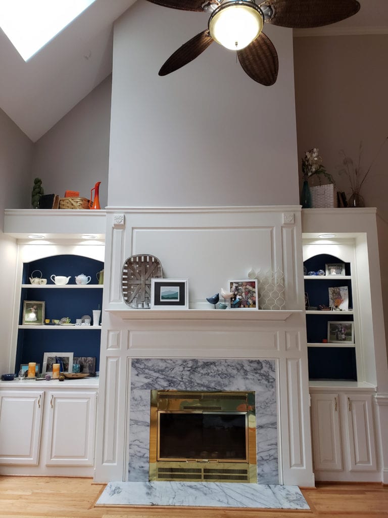 Reader SOS blue built-in shelves