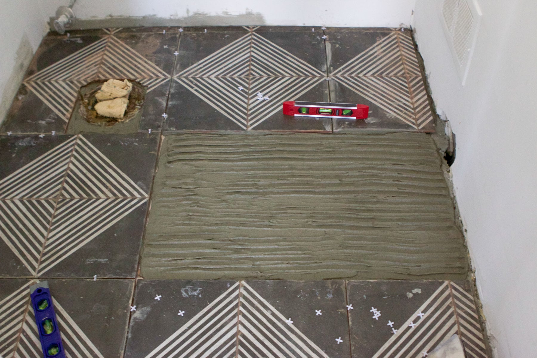 setting large tile in the bathroom