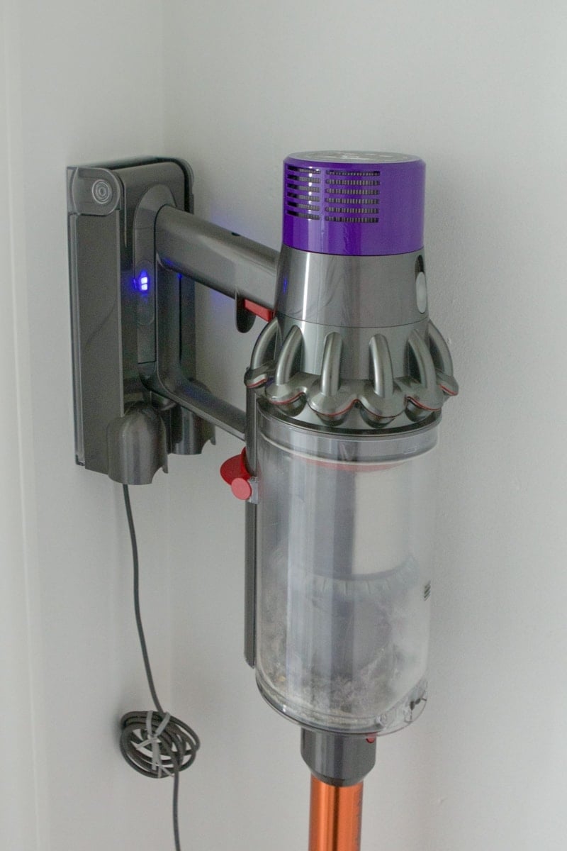 How to mount dyson vacuum