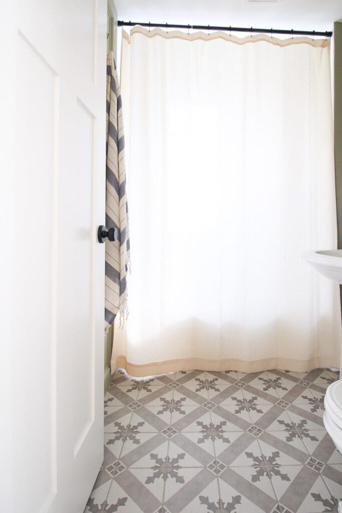 Patterned floor tile