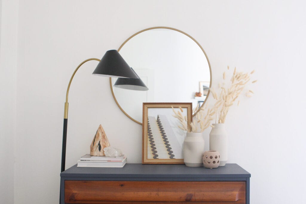 Dresser with accesories