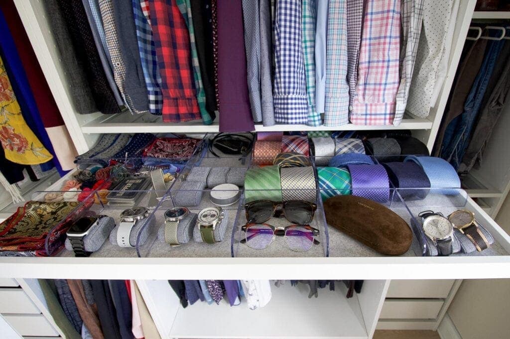 Pull-out tray for men's accessories