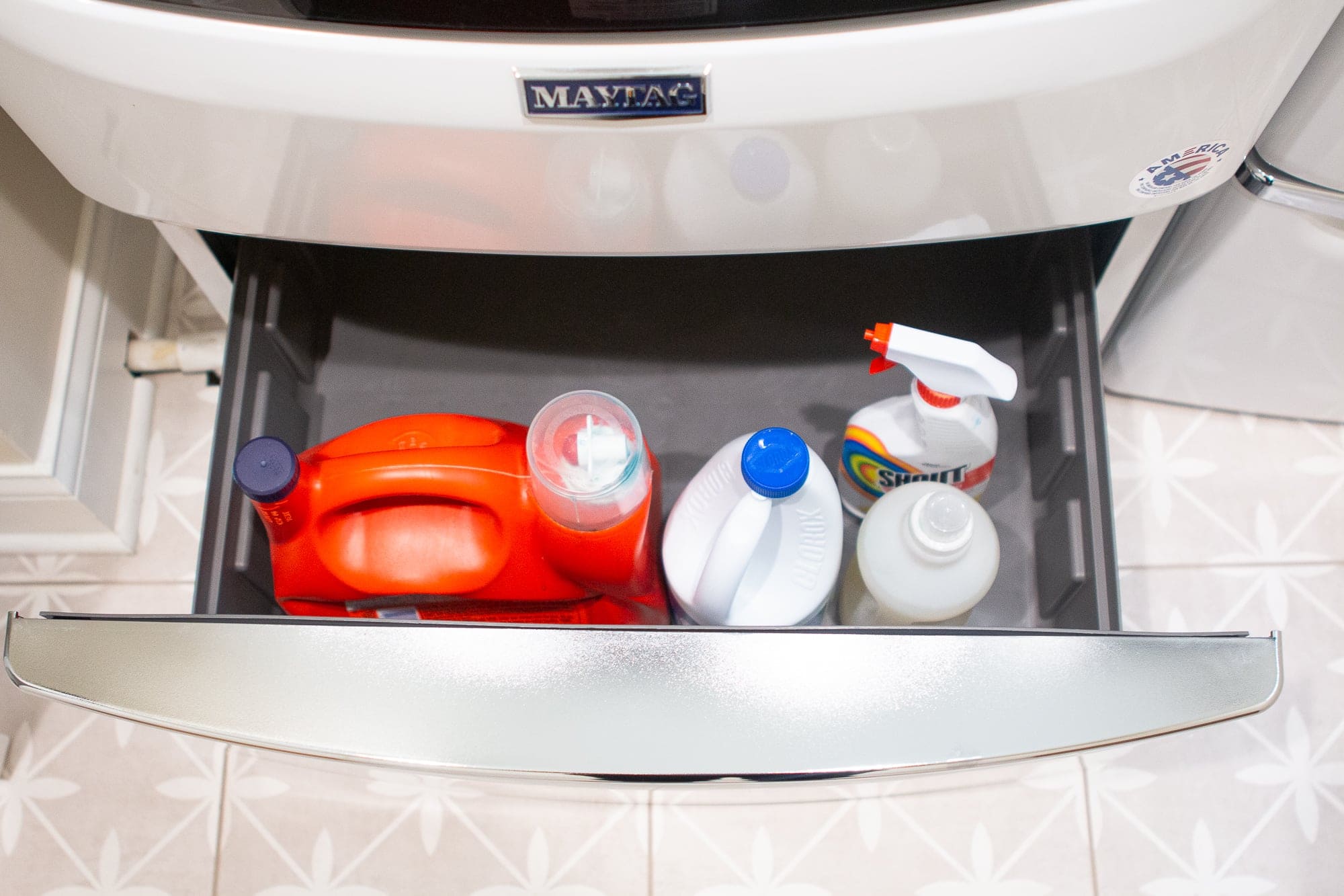 Pedestals to store detergent