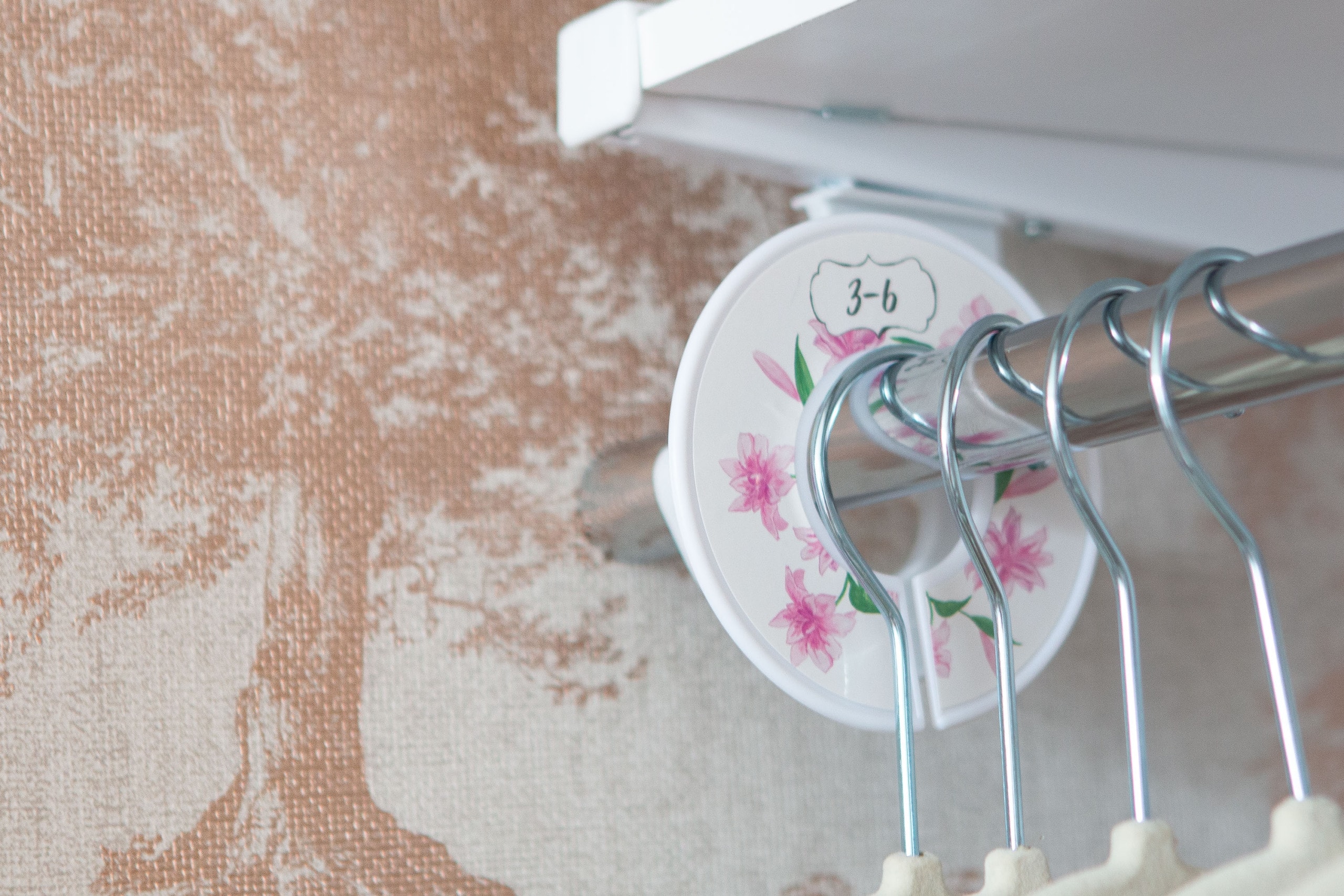 Use size dividers to organize your nursery closet