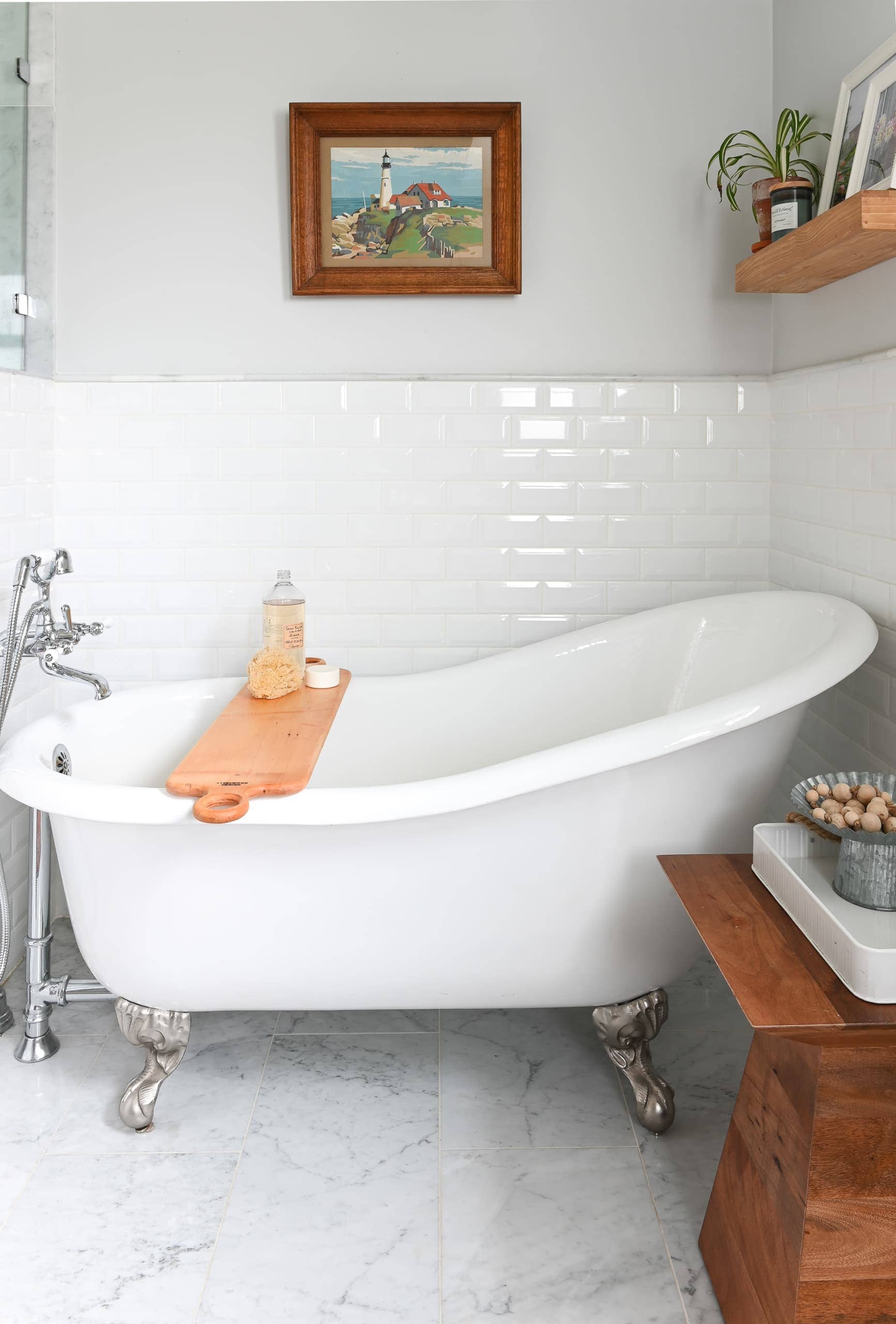 Clawfoot tub