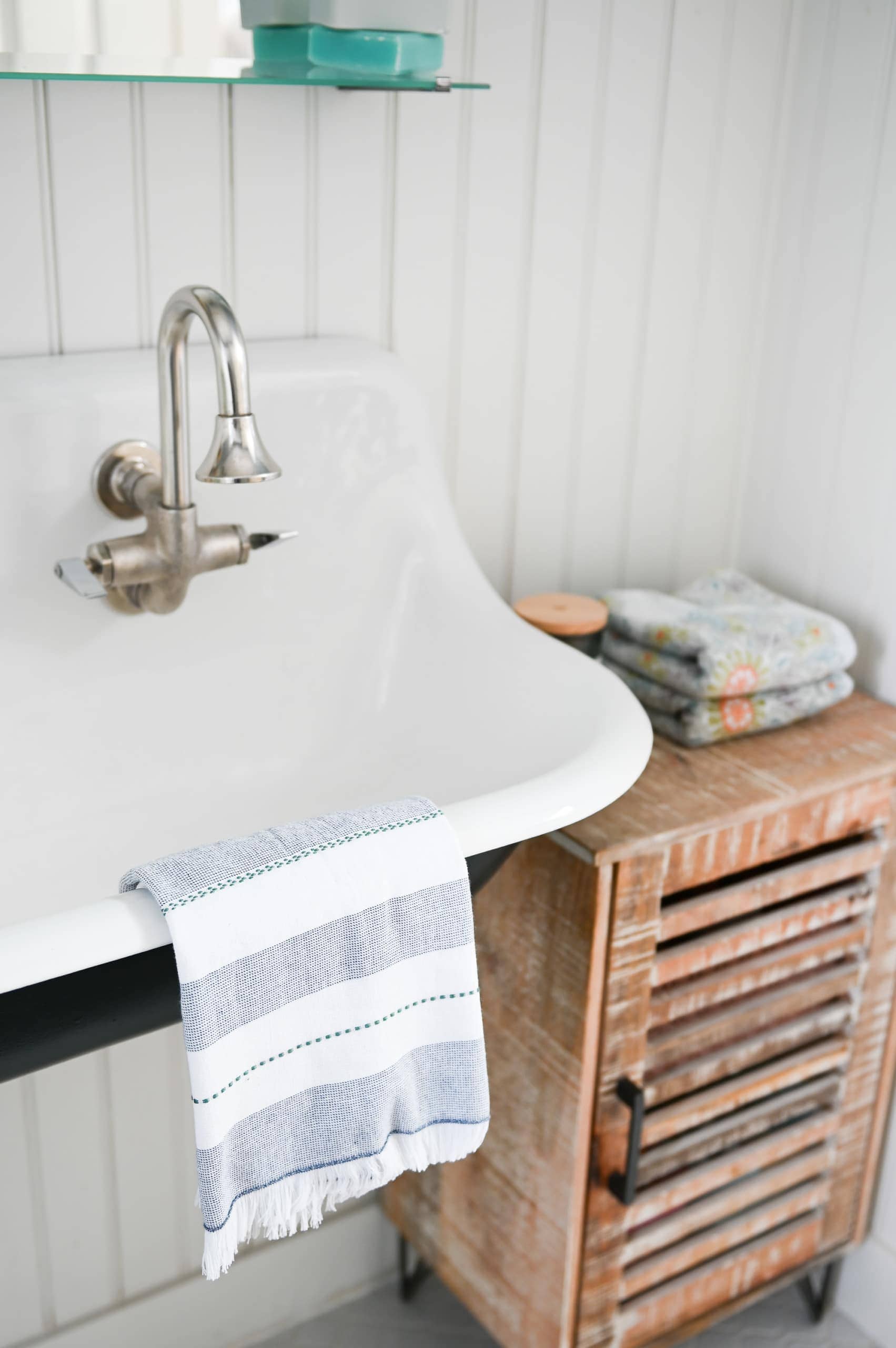 Floating vanity sink