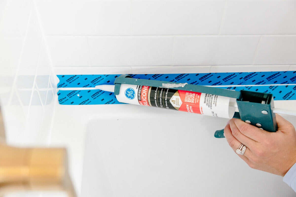 how to caulk your bathtub