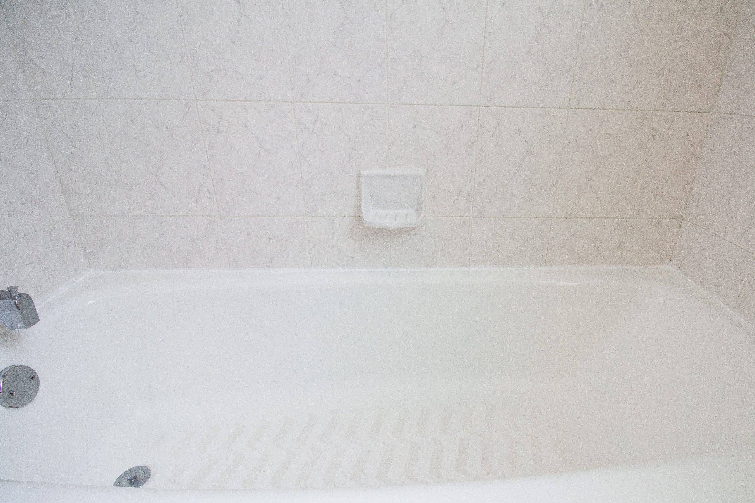 Our best tips to recaulk an old bathtub in your home