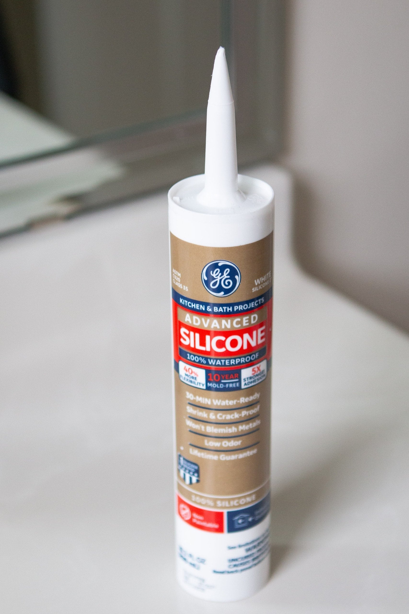 Silicone caulk to recaulk a bathtub