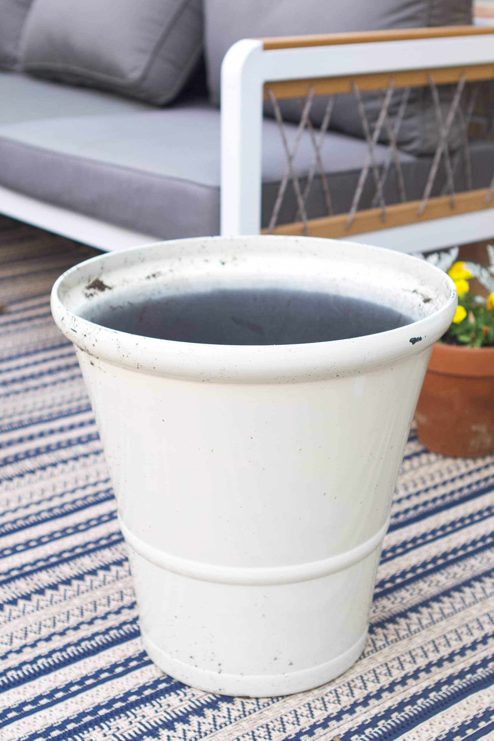 Start with a big white pot
