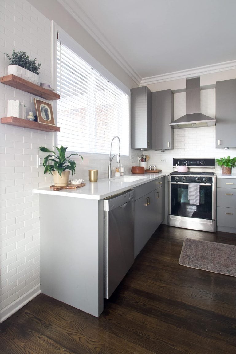 How to fix your crumbling backsplash caulk