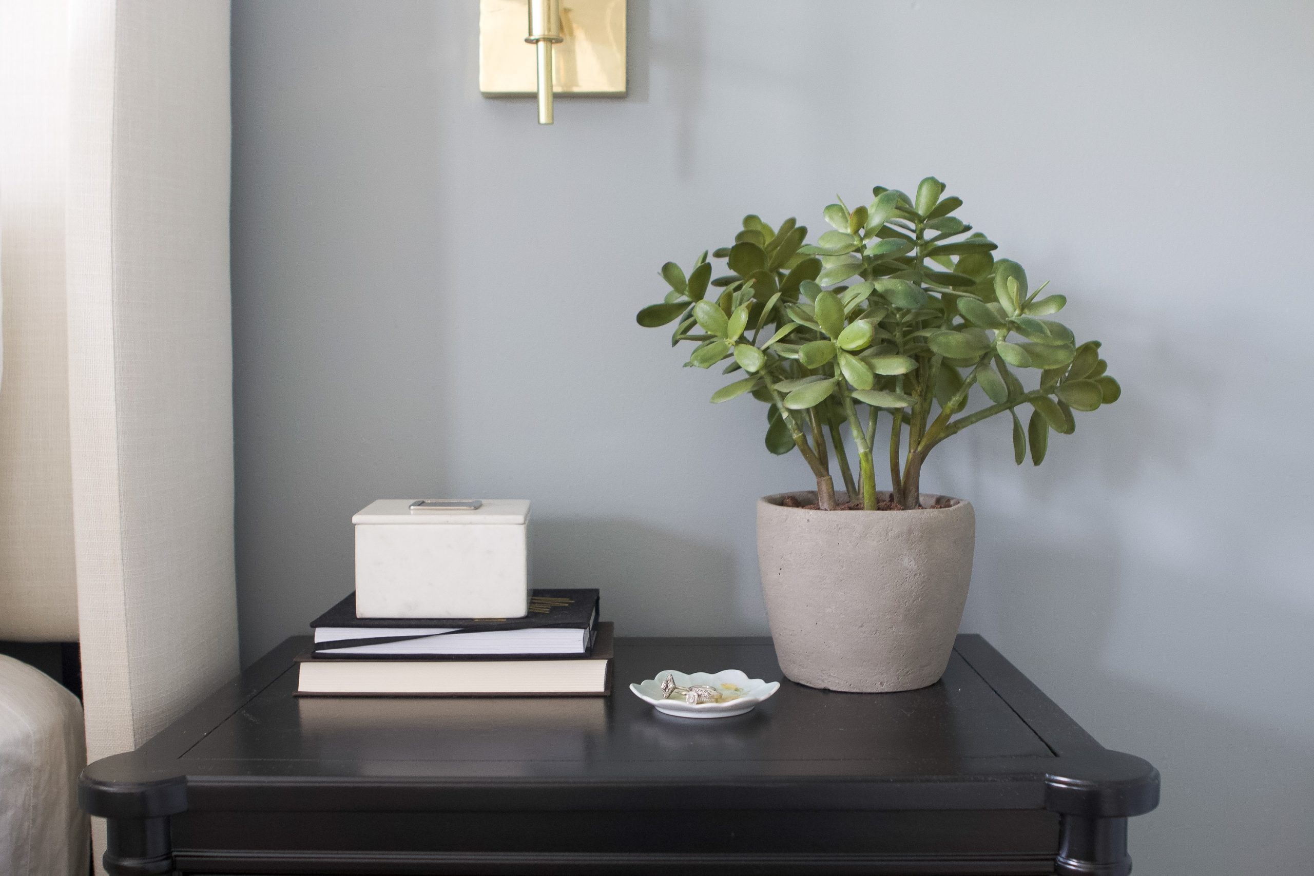 Tips to style a nightstand