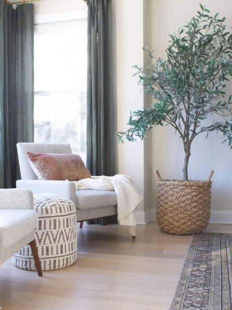 Straight lines on the armchairs