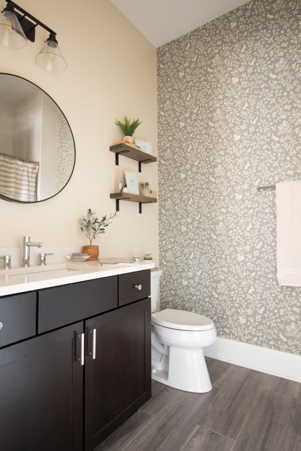 wall paper bathroom