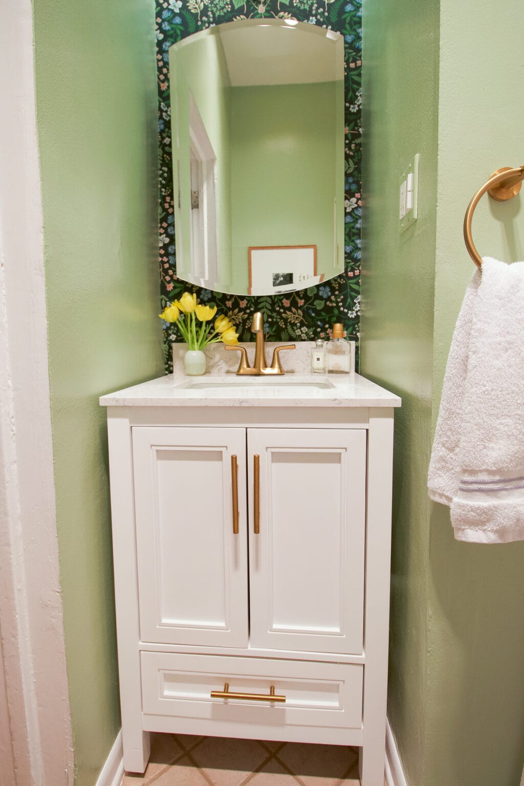 A small and cute bathroom in the city of Chicago