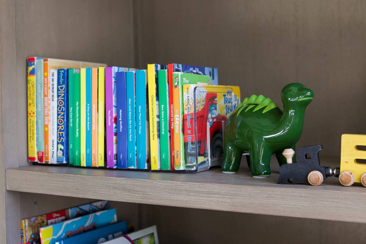 Using acrylic book dividers